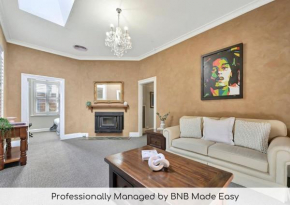 Heritage Charm on Hill - Tree-Lined Walk to Town